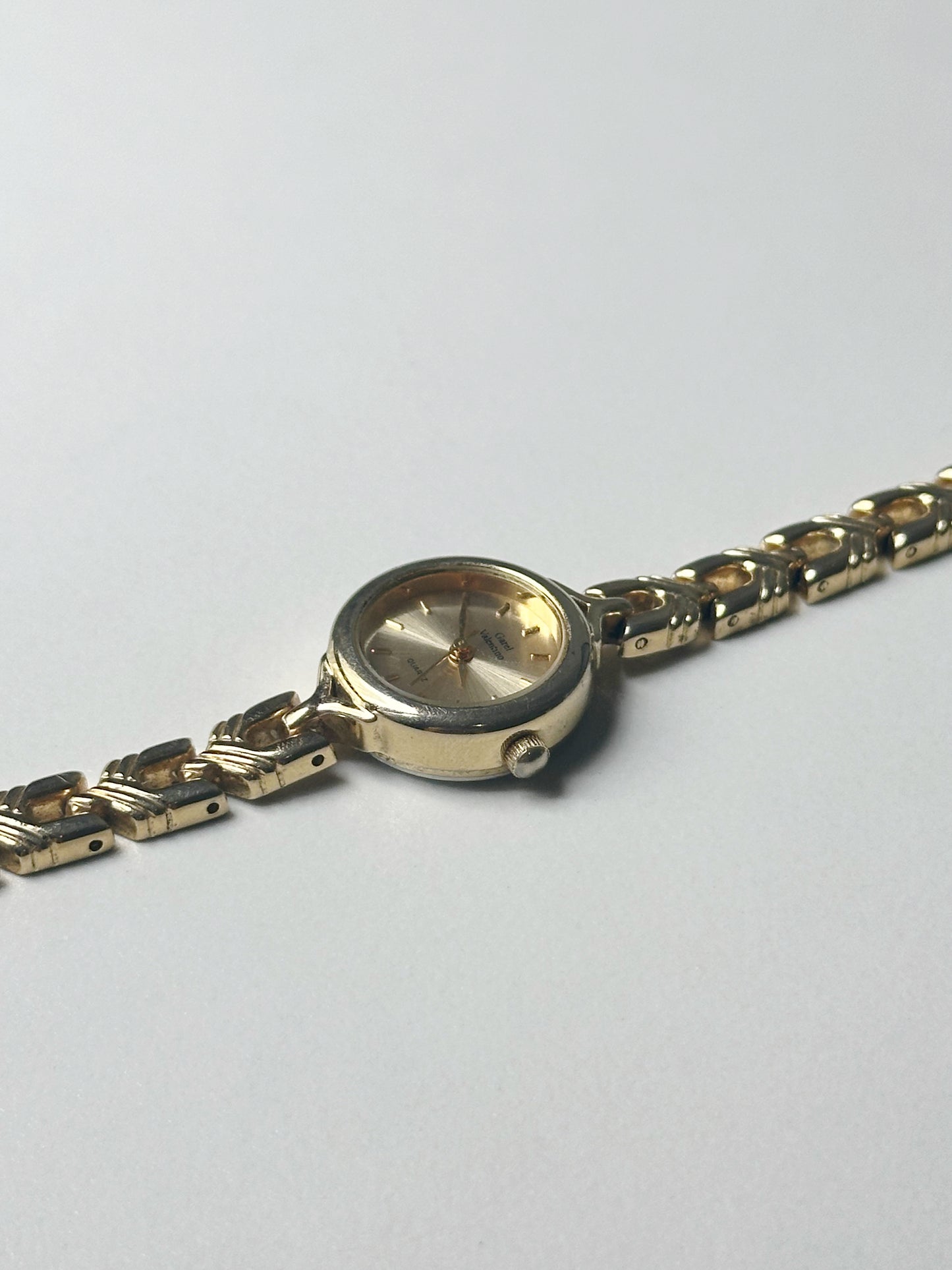 Elegant Gold-Tone Vintage Quartz Watch