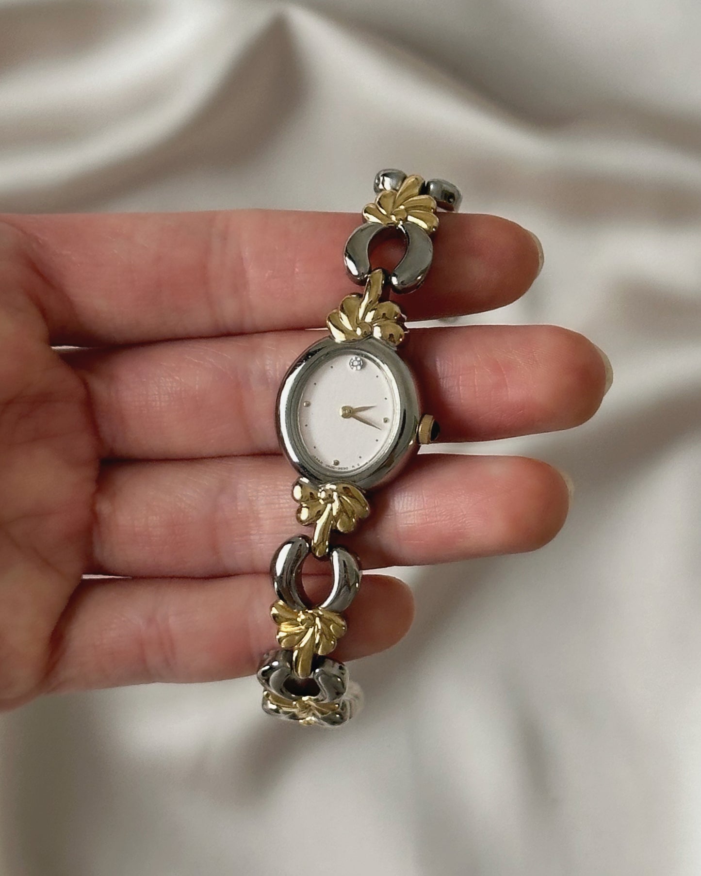 Dual tone reflective dial watch