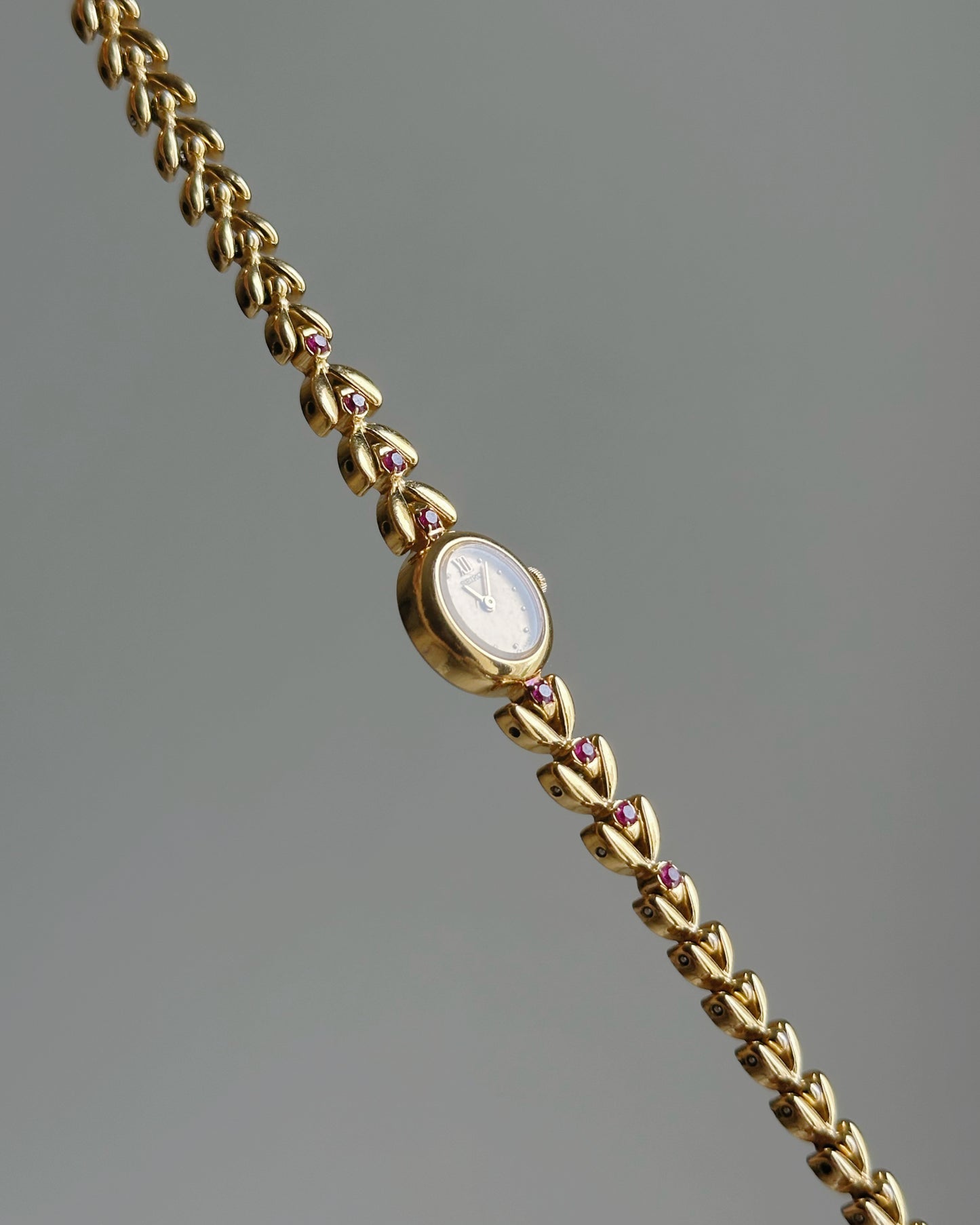 Gold tone seiko dainty watch gold