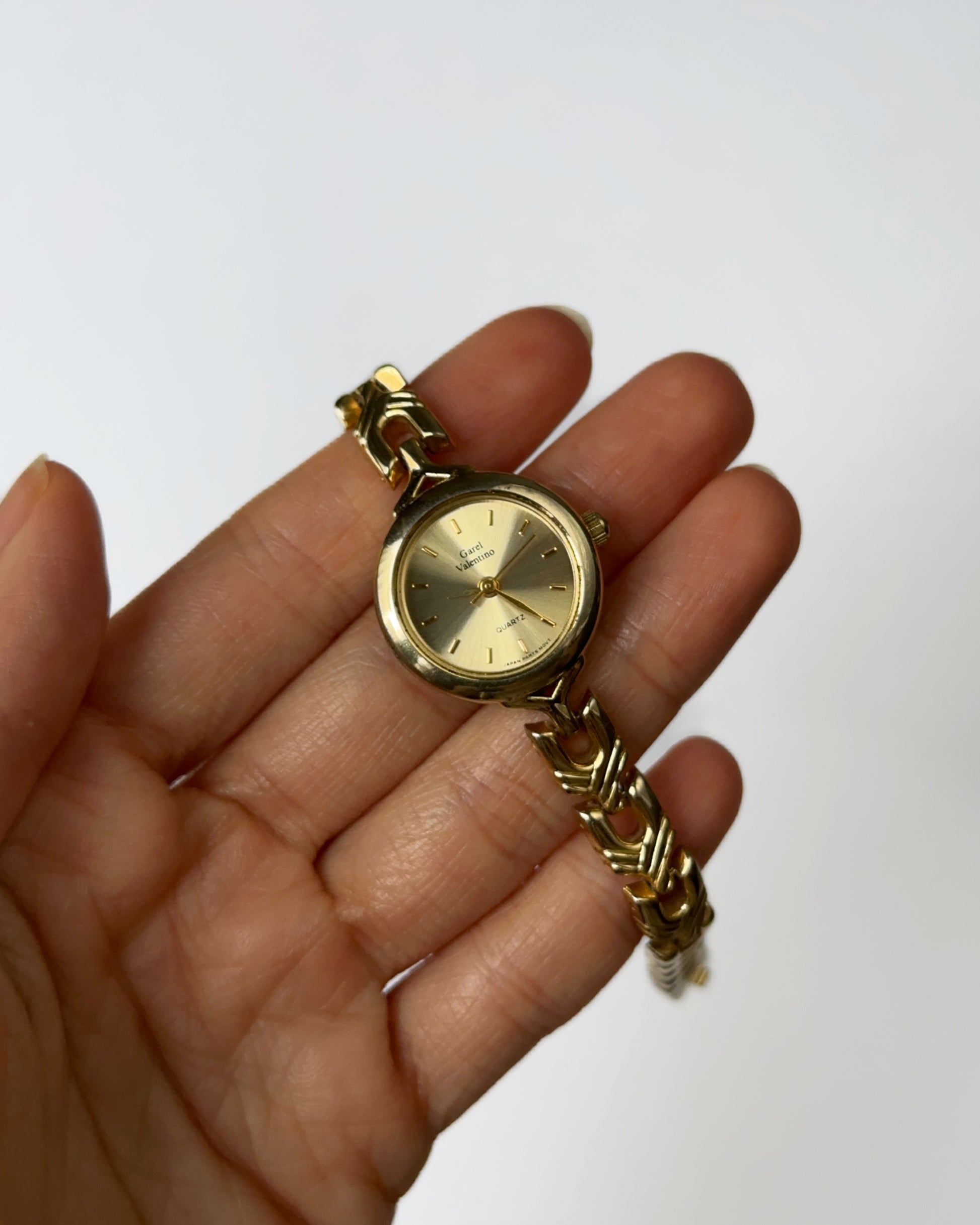 Elegant Gold-Tone Vintage Quartz Watch
